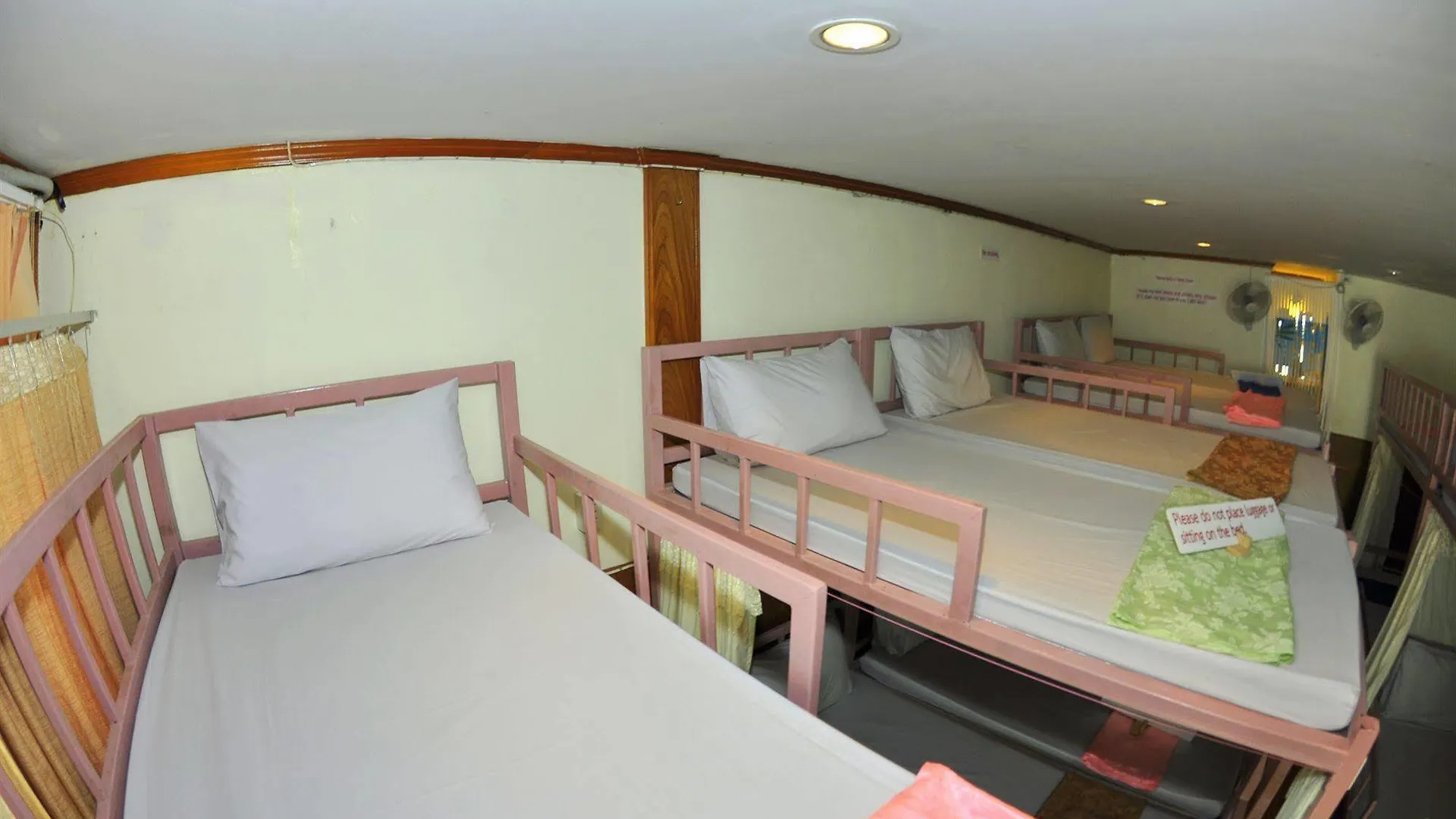 ** Hotel Blue Diamond Dorm Room Phi Phi Don Thailand
